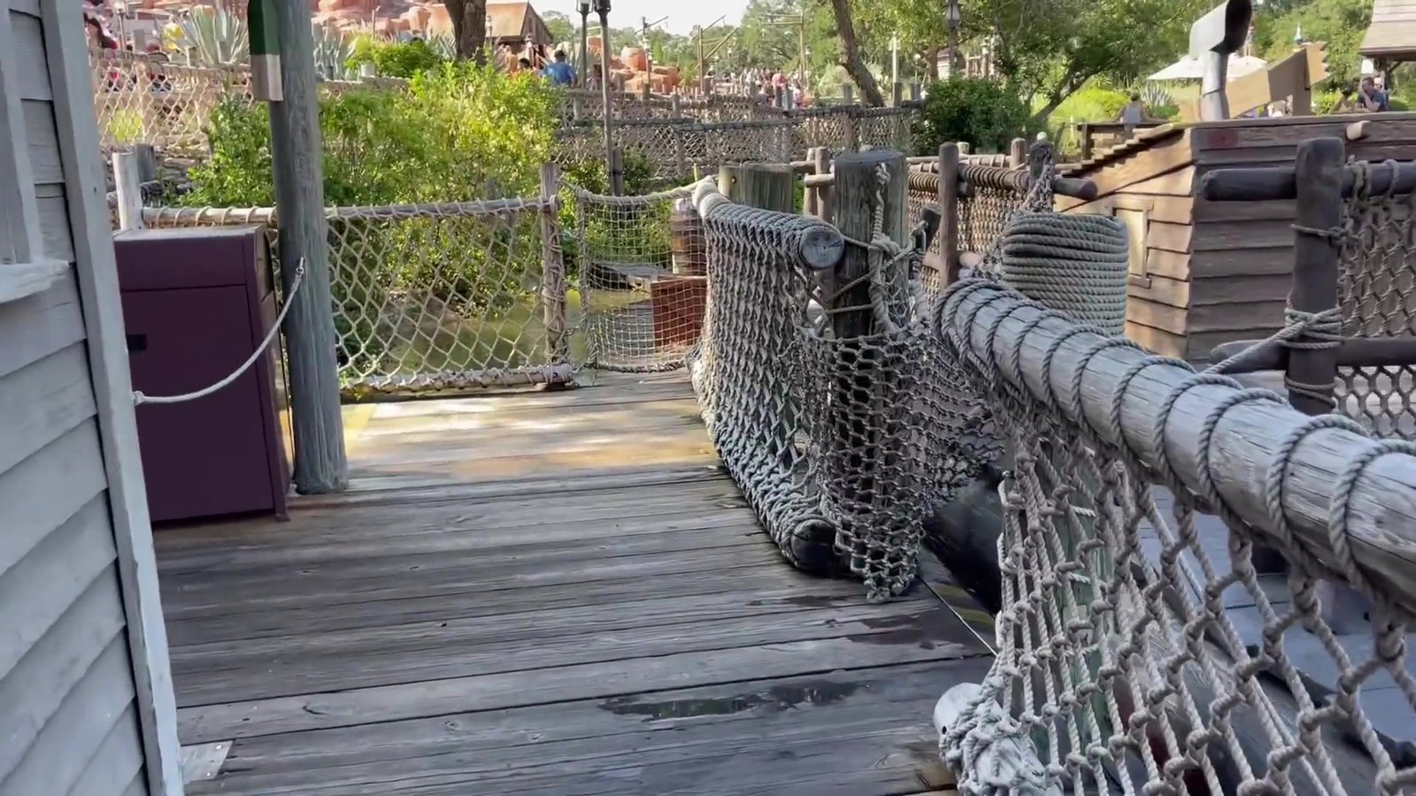 Passarela de madeira com cercas de corda na Tom Sawyer Island do Magic Kingdom