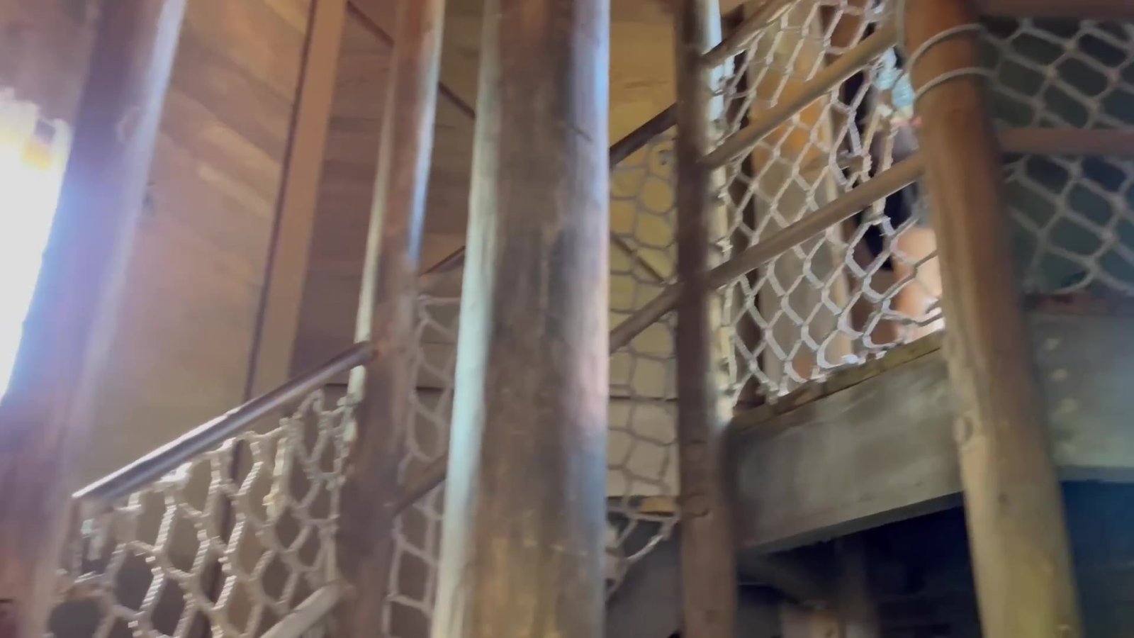 Escada de madeira com redes de corda dentro de uma das torres do Fort Langhorn na Tom Sawyer Island