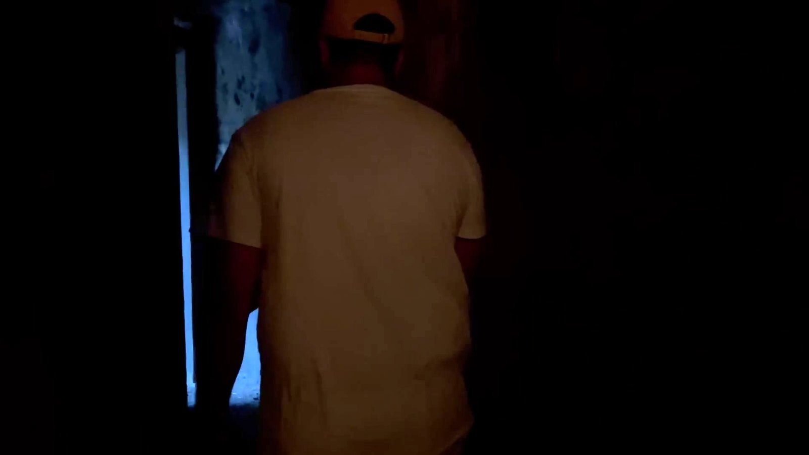 Gustavo entrando numa das cavernas escuras da Tom Sawyer Island