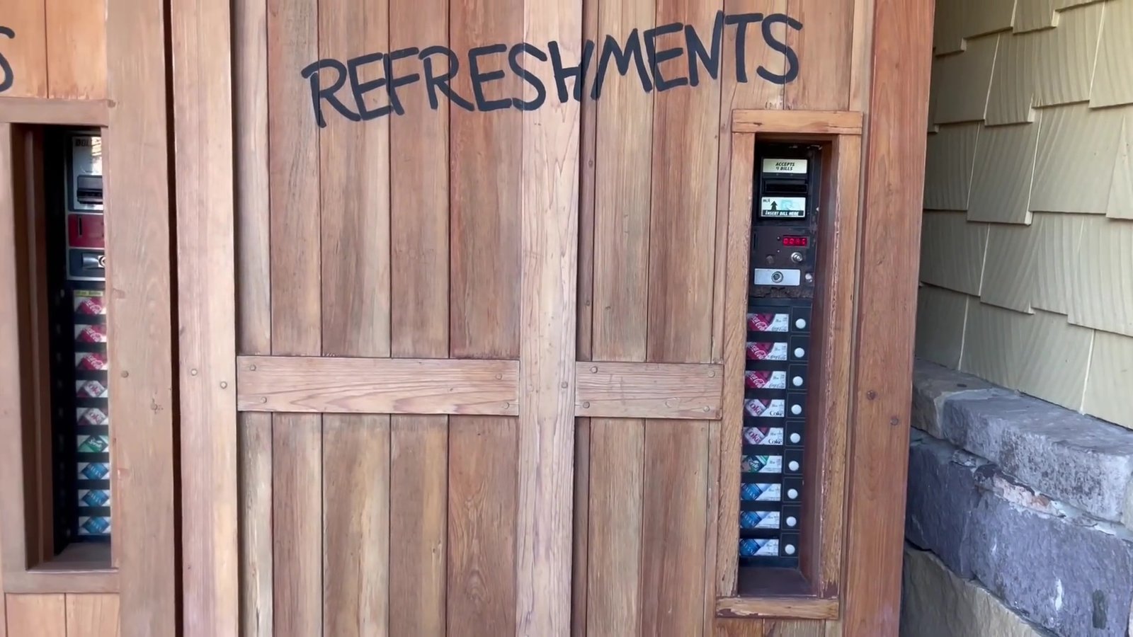 Placa de Refreshments e máquinas de bebida na antiga lanchonete desativada da Tom Sawyer Island