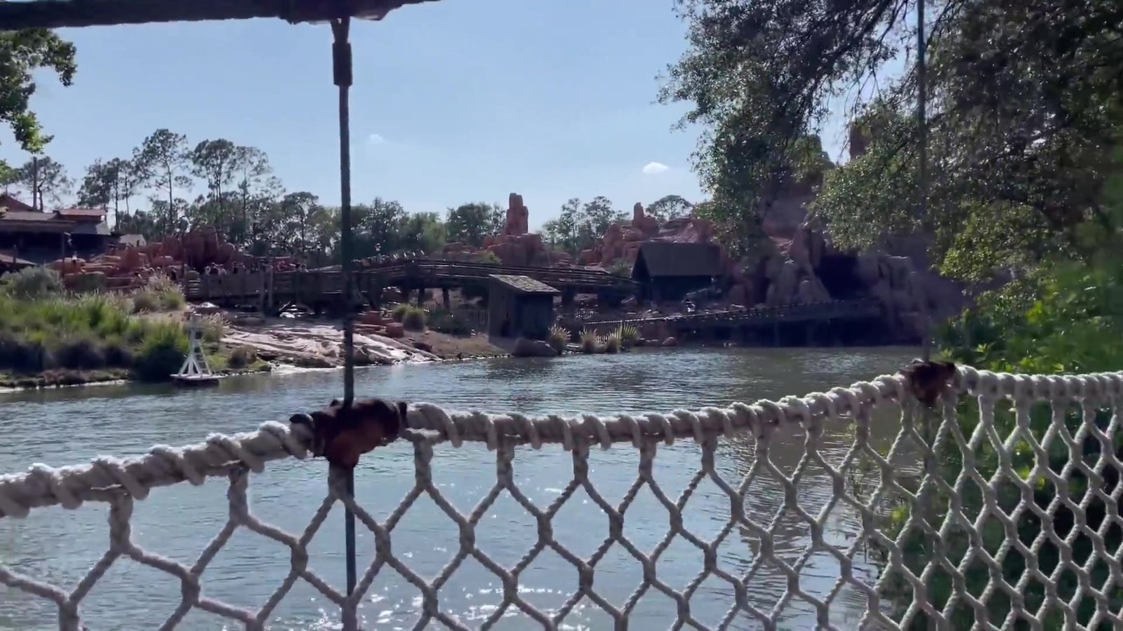 Vista da Big Thunder Mountain e do Rivers of America a partir da cerca de cordas da Tom Sawyer Island
