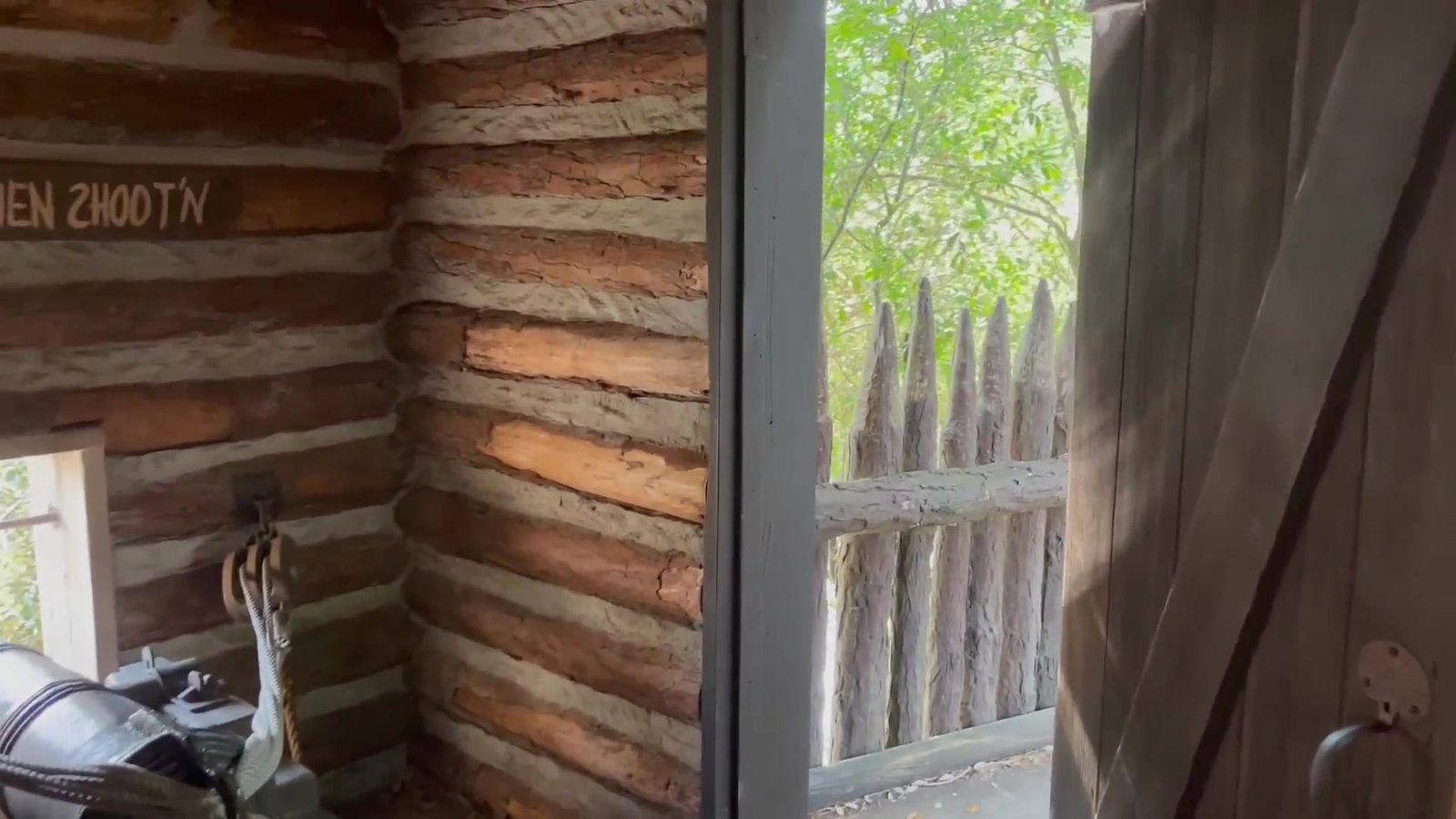 Interior do forte de troncos de madeira na Tom Sawyer Island, com a paliçada vista pela janela