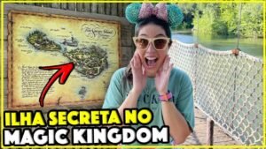 Gabi na ponte de cordas da Tom Sawyer Island segurando o mapa ilustrado da ilha secreta do Magic Kingdom