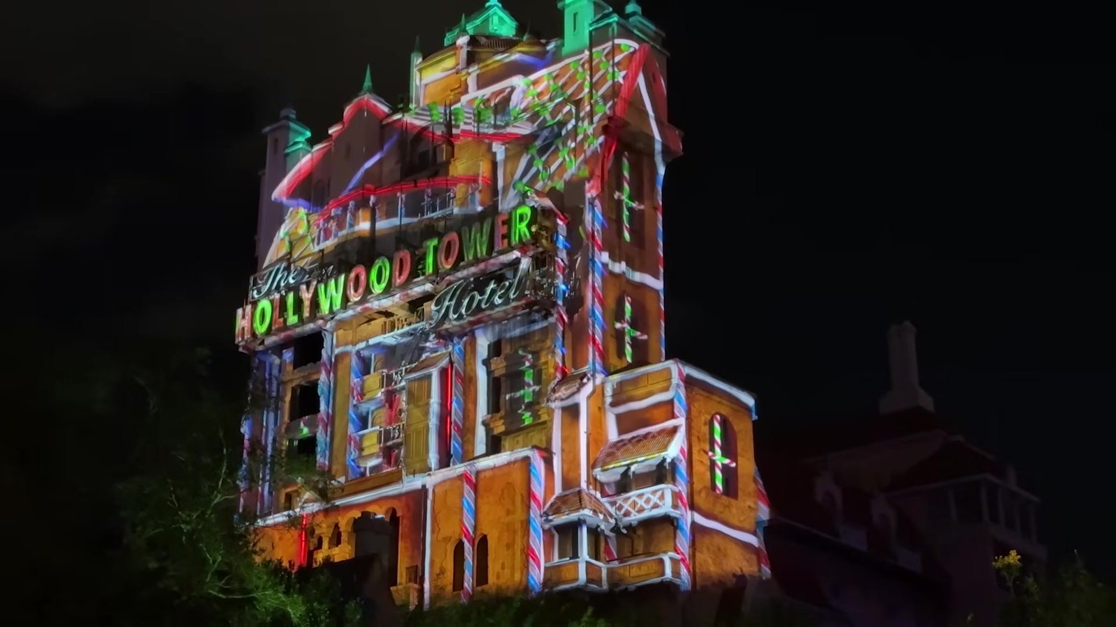Torre do Terror com projeção de casa de biscoito de gengibre durante o Jollywood Nights