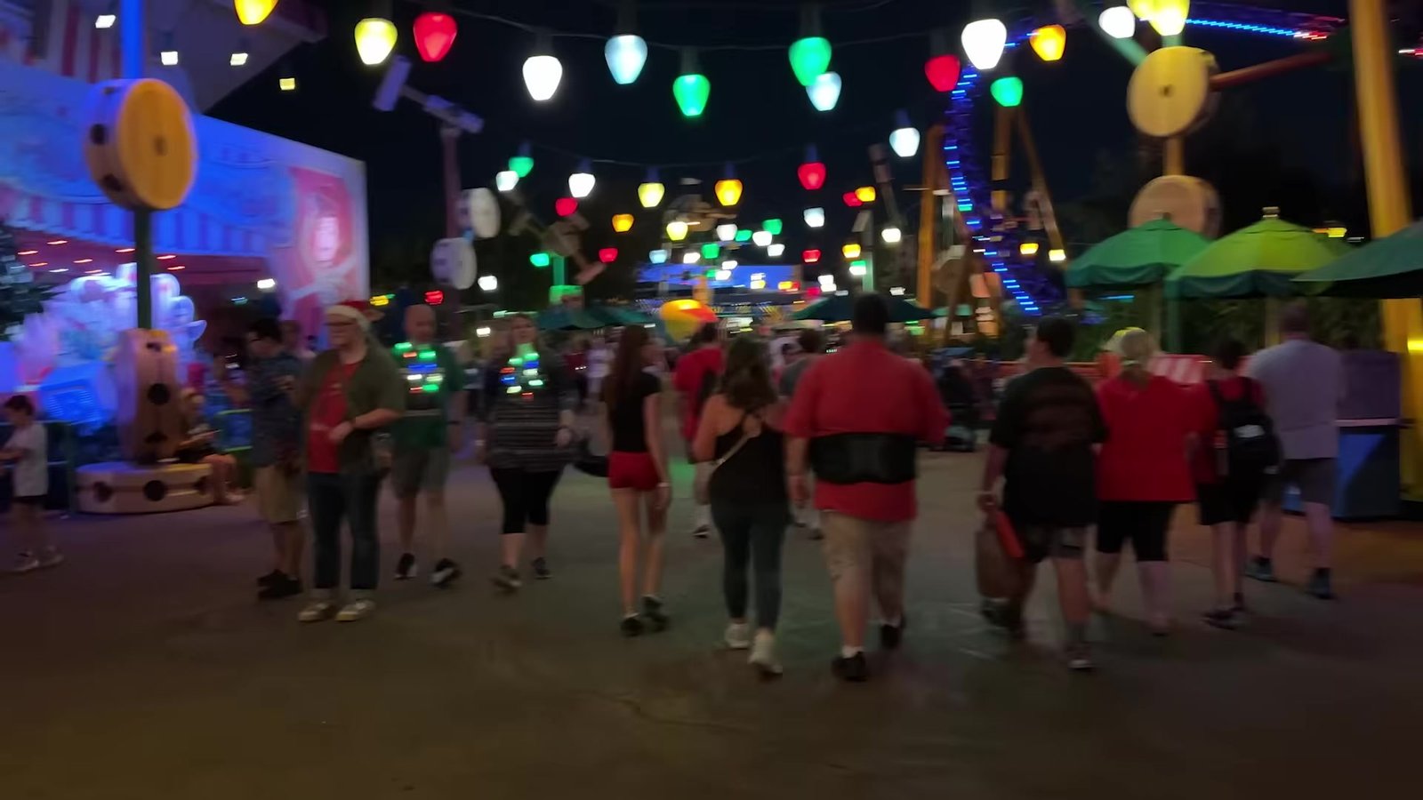 Toy Story Land à noite com as lanternas coloridas acesas durante o Jollywood Nights