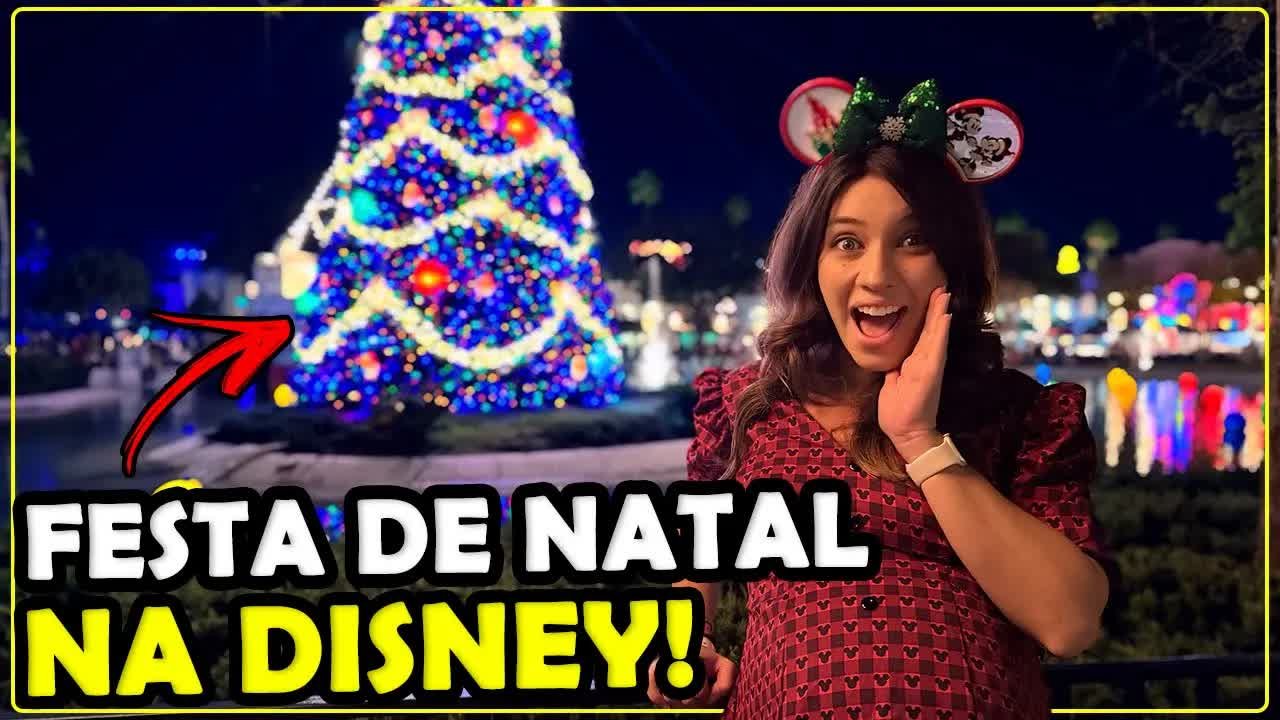 Gabi com orelhinhas de Natal na frente da árvore iluminada do Hollywood Studios durante o Jollywood Nights