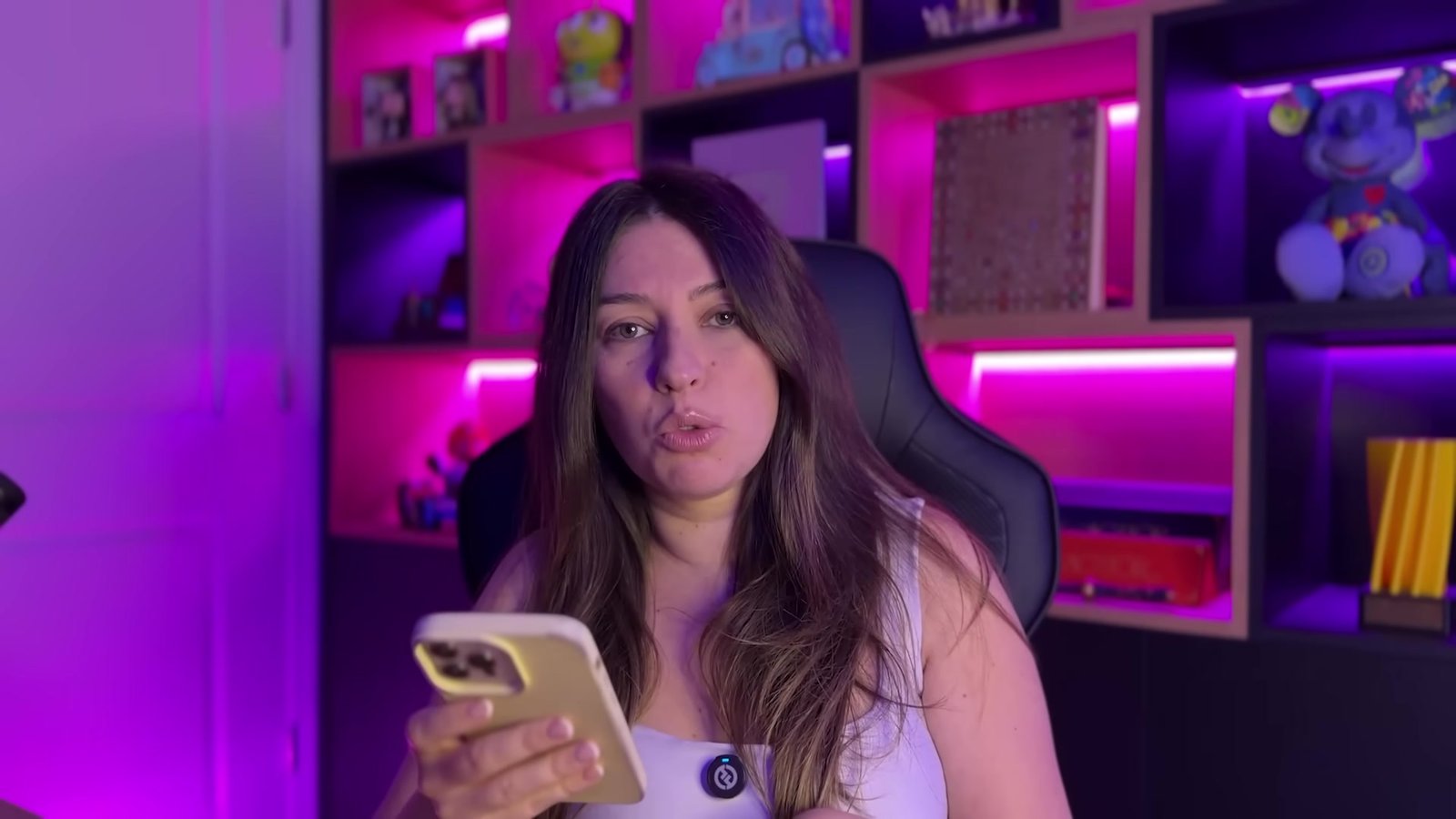Gabi mostrando o celular enquanto explica a regra do aparelho de uso pessoal
