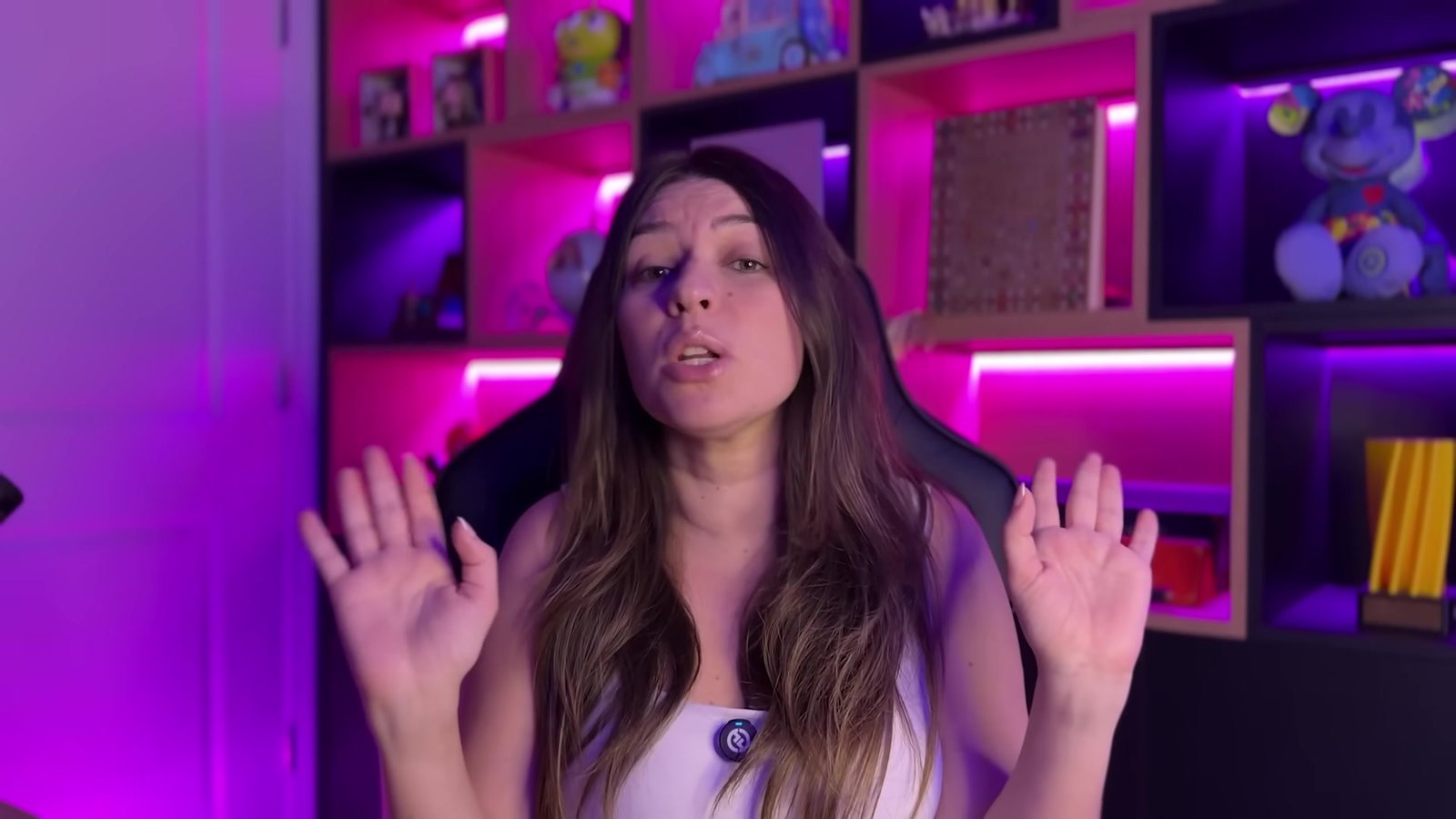 Gabi explicando a cota extra do Free Shop no vídeo