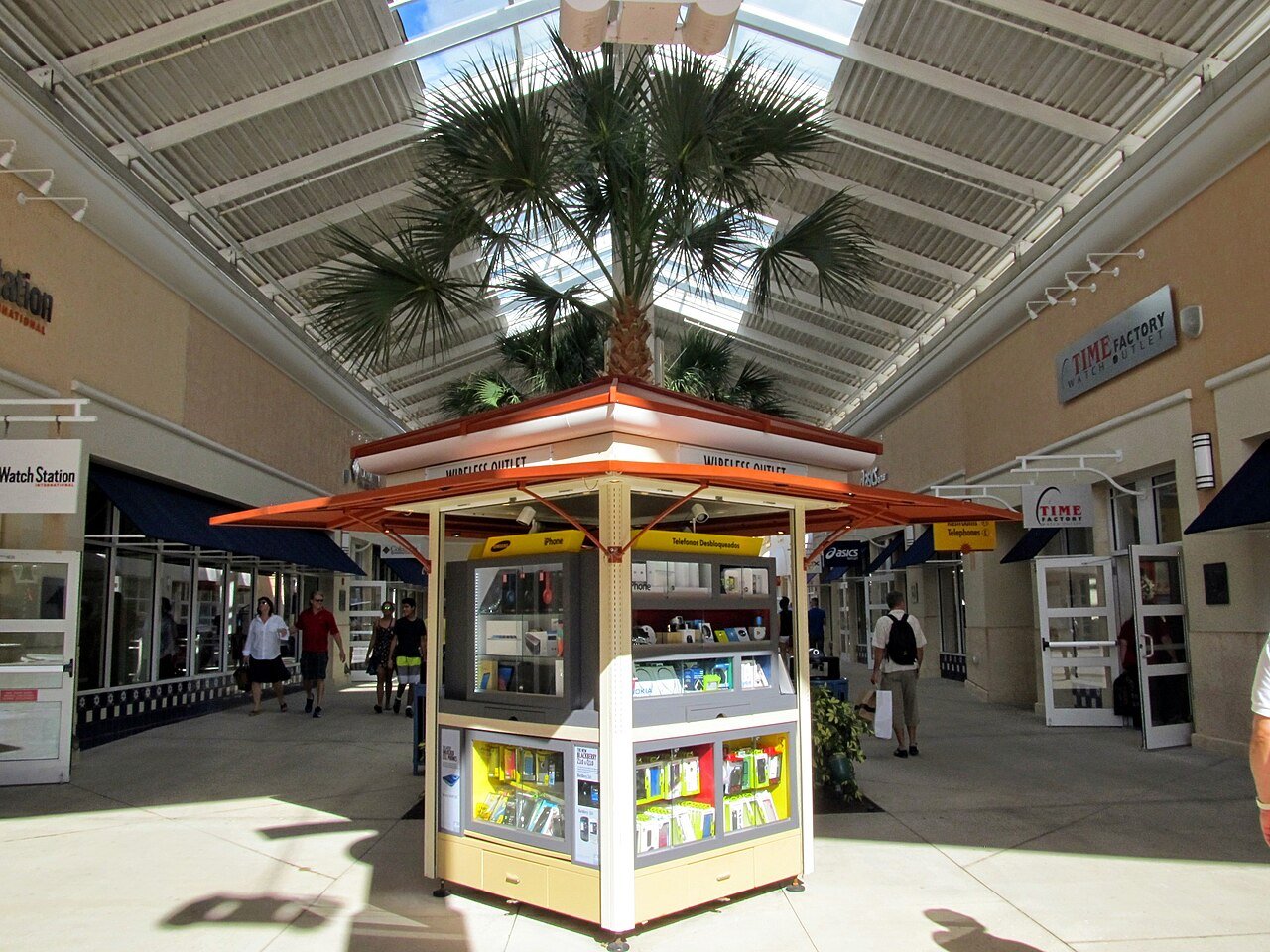 Corredor do Orlando Premium Outlets com quiosque e lojas