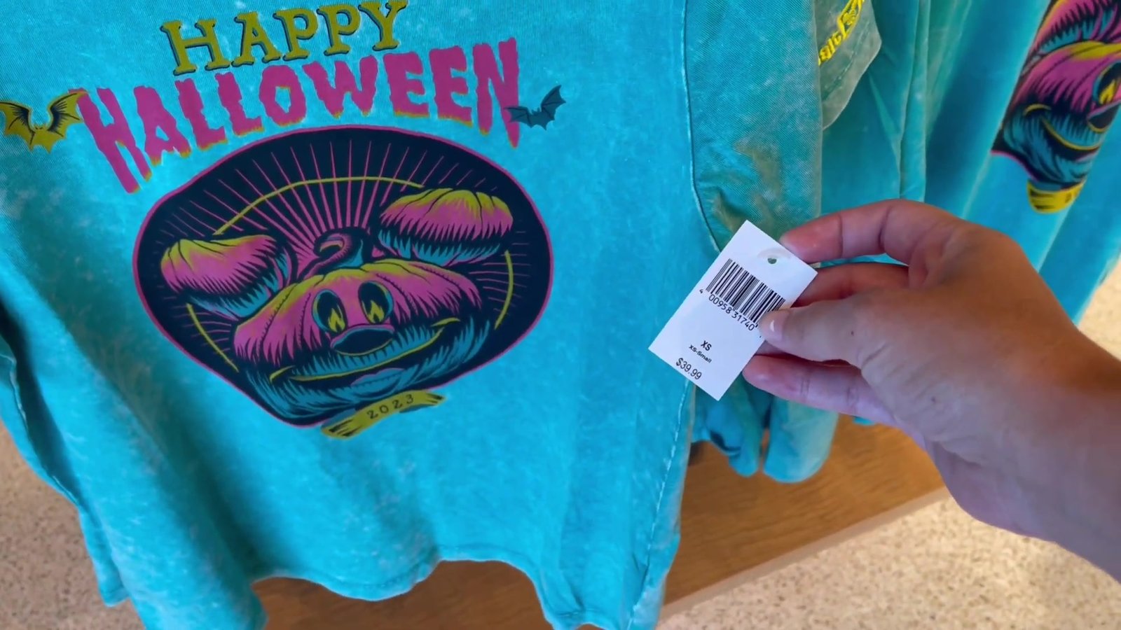 Camiseta de Halloween da Disney com etiqueta de preço na loja da International Drive