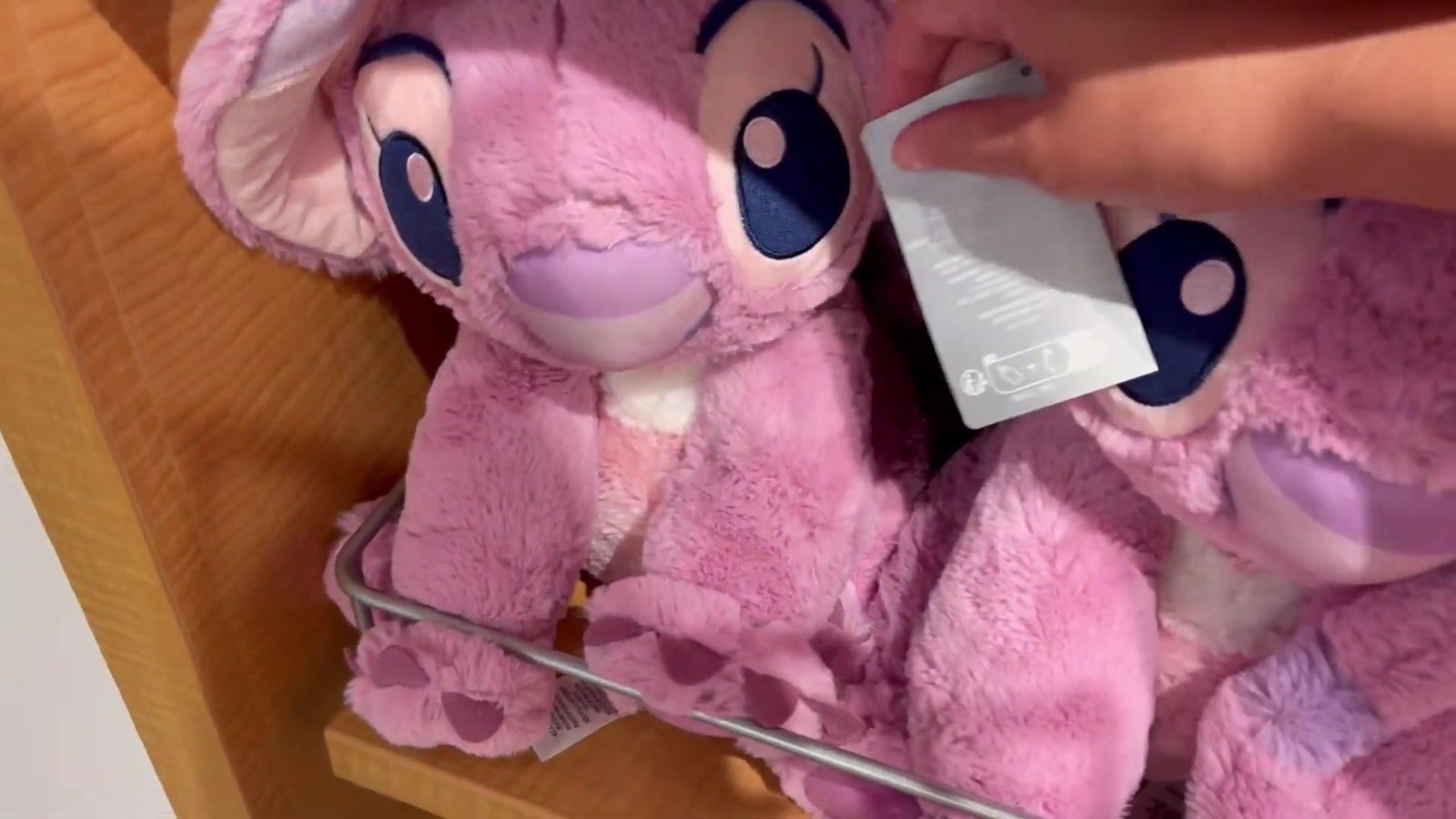Pelúcia da Angel, do Lilo e Stitch, com etiqueta de preço na loja da Disney