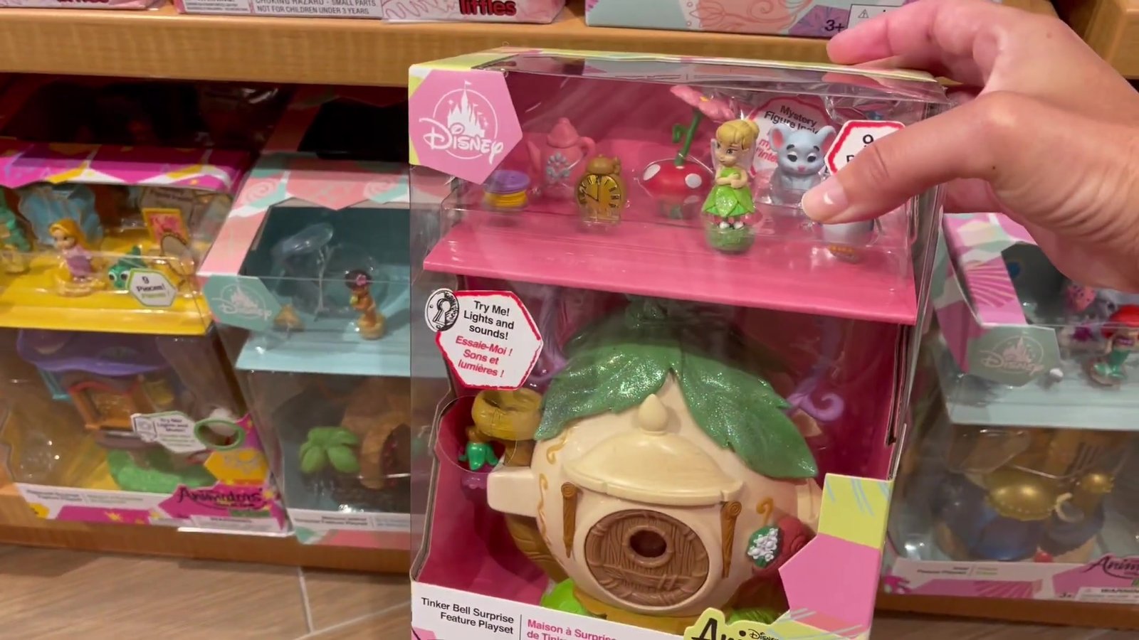 Kits de miniaturas das princesas e da Sininho na prateleira da loja