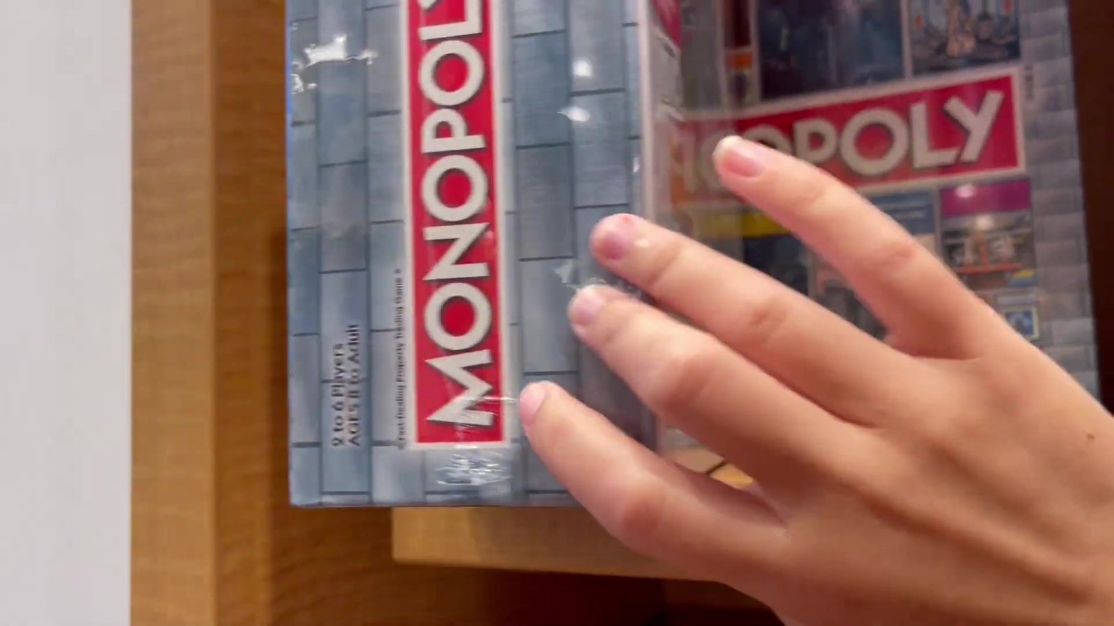 Caixa do Monopoly edição Disney na mão, na loja da International Drive