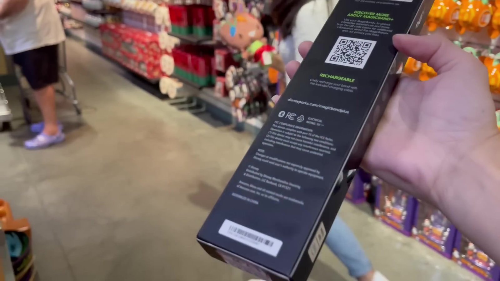 Caixa de MagicBand na mão da Gabi na Cast Connection