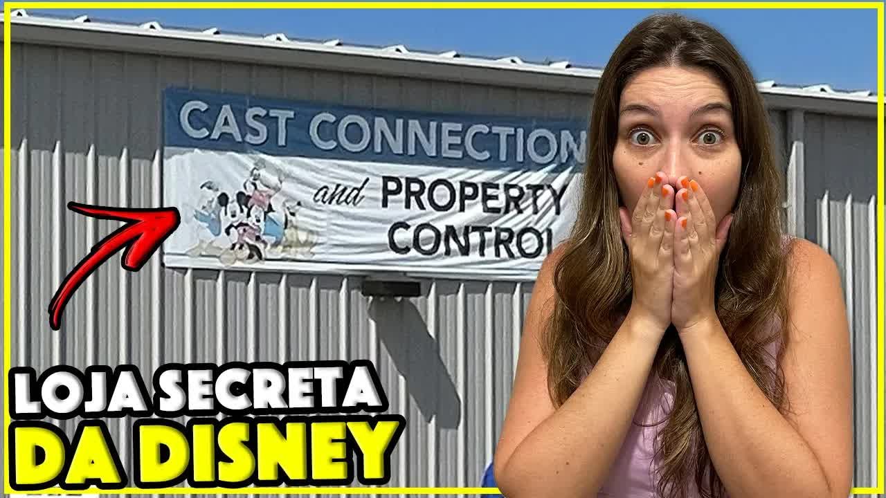 Gabi na frente da placa Cast Connection and Property Control, a loja secreta da Disney