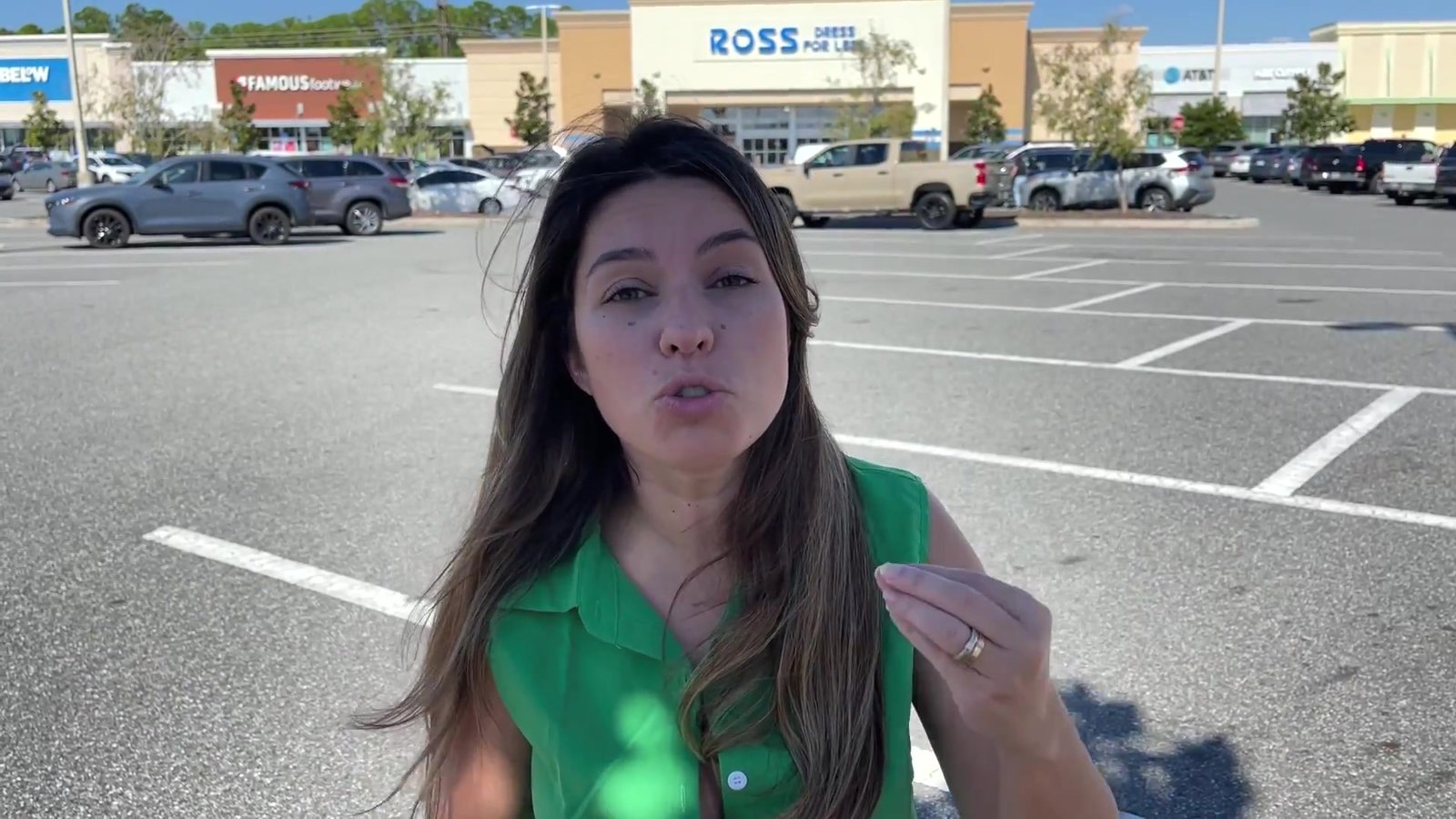 Gabi do Turistorlando explicando no estacionamento de um shopping quais parques de Orlando são cashless