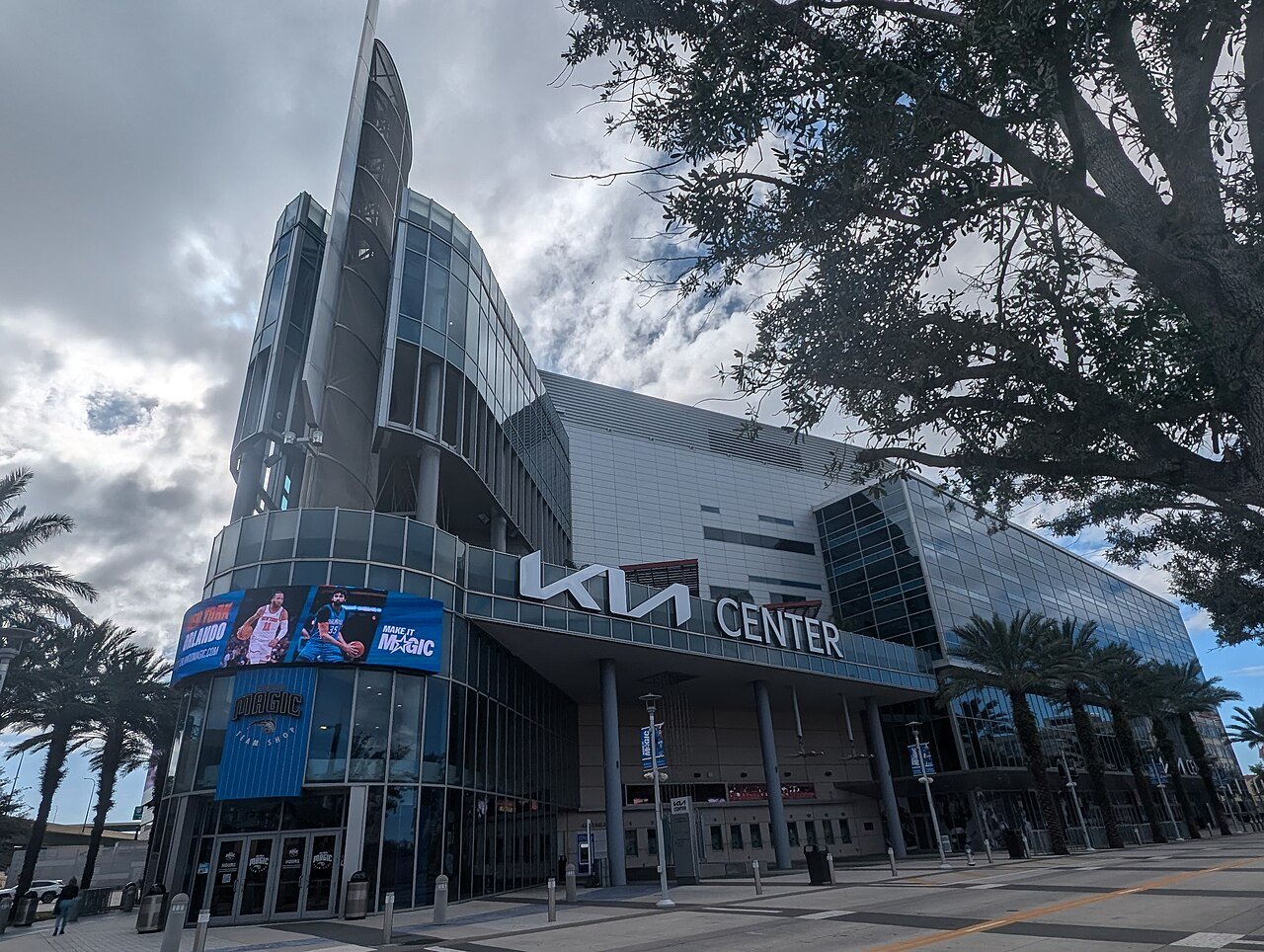 Fachada do Kia Center, arena do Orlando Magic no centro de Orlando, onde só se paga com cartão
