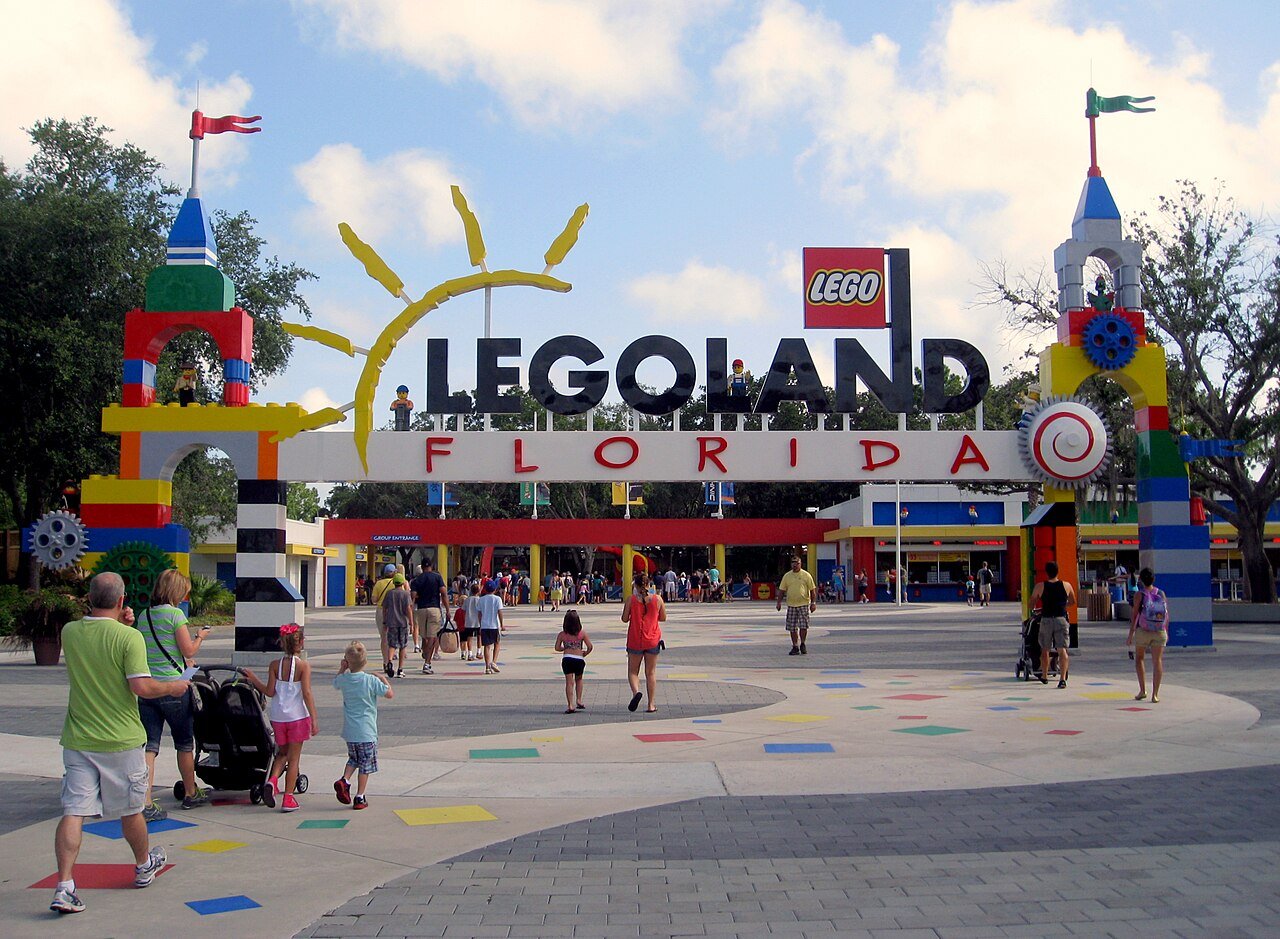 Portal de entrada do Legoland Florida em Winter Haven, parque cashless perto de Orlando