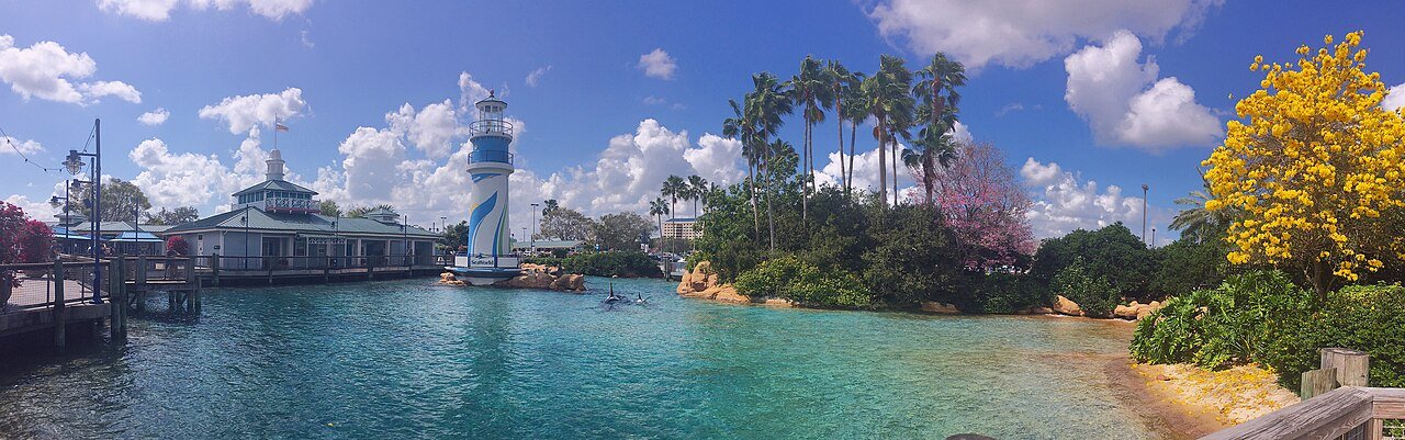 Entrada do SeaWorld Orlando com o farol e a lagoa, parque que só aceita cartão
