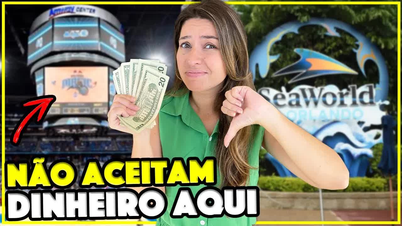 Gabi do Turistorlando mostrando notas de dólar em frente ao SeaWorld e ao Kia Center, lugares que não aceitam dinheiro