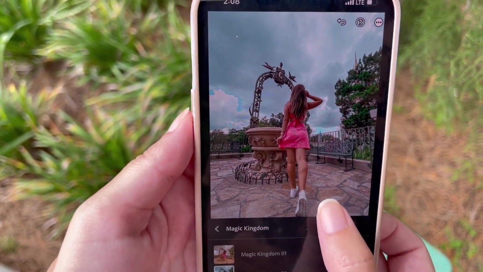 Celular mostrando a foto da Gabi posando na fonte da Cinderela no Magic Kingdom