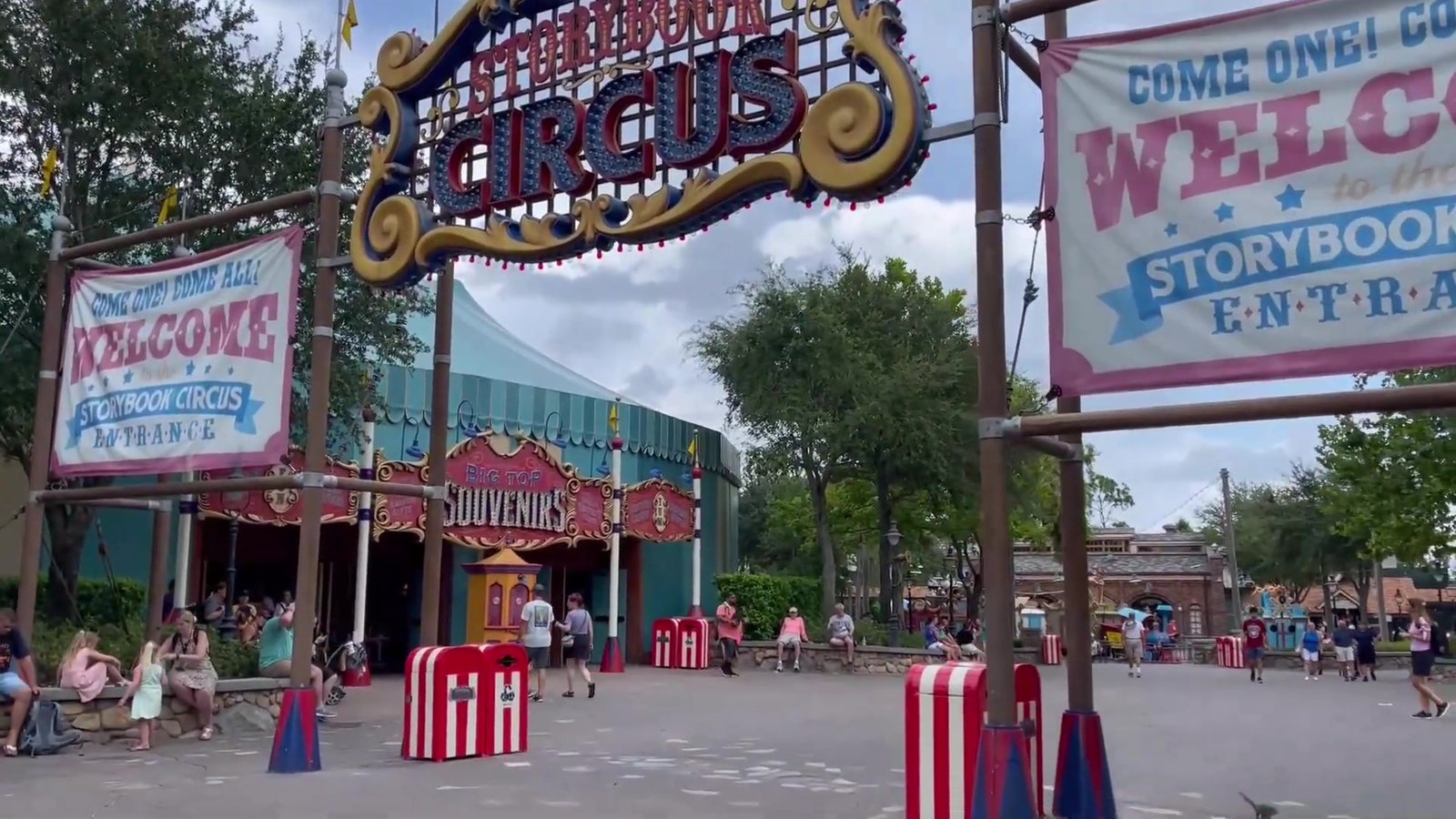 Entrada da área Storybook Circus na Fantasyland do Magic Kingdom, onde fica o Dumbo