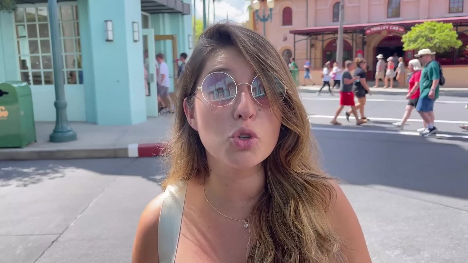 Gabi gravando no Hollywood Studios, na frente da loja de MagicBands
