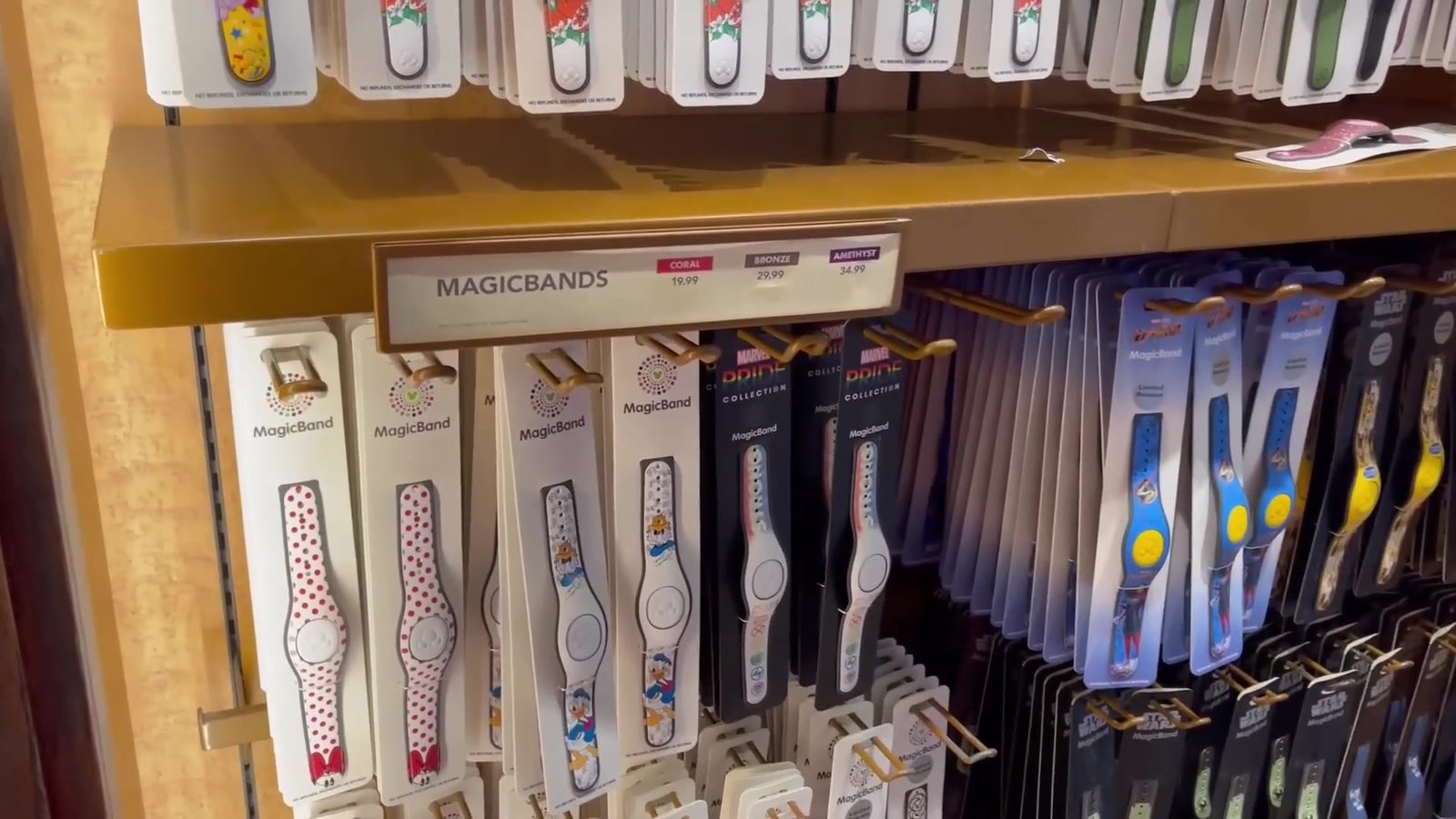 Vitrine da loja da Disney com MagicBands do Mickey, da Minnie e de outros personagens penduradas