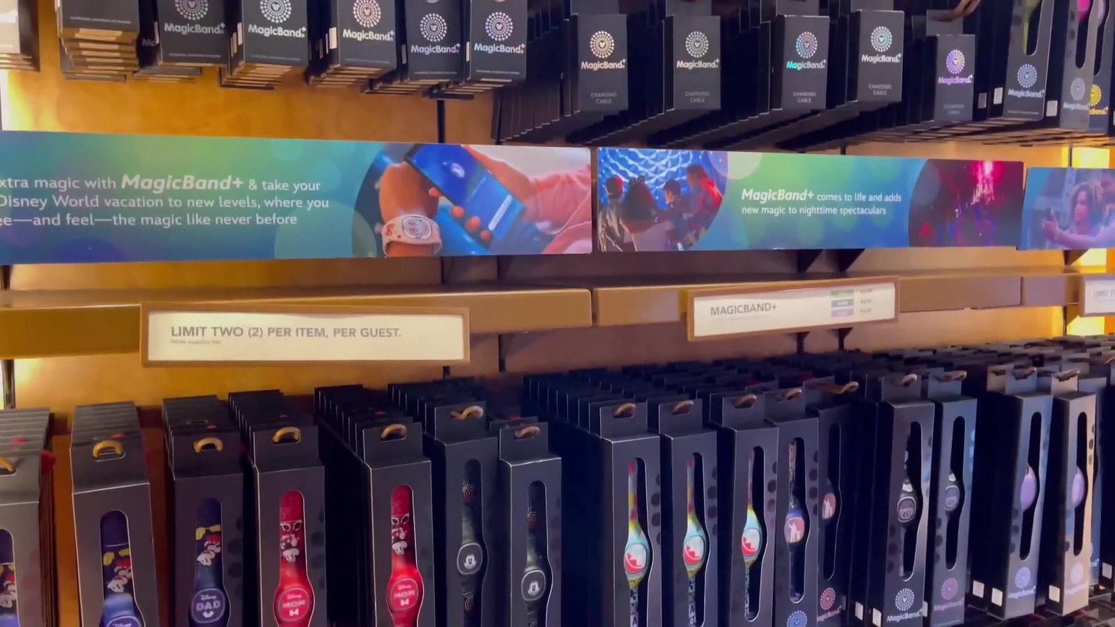 Prateleira de MagicBand+ na loja da Disney, com aviso de limite de duas por pessoa