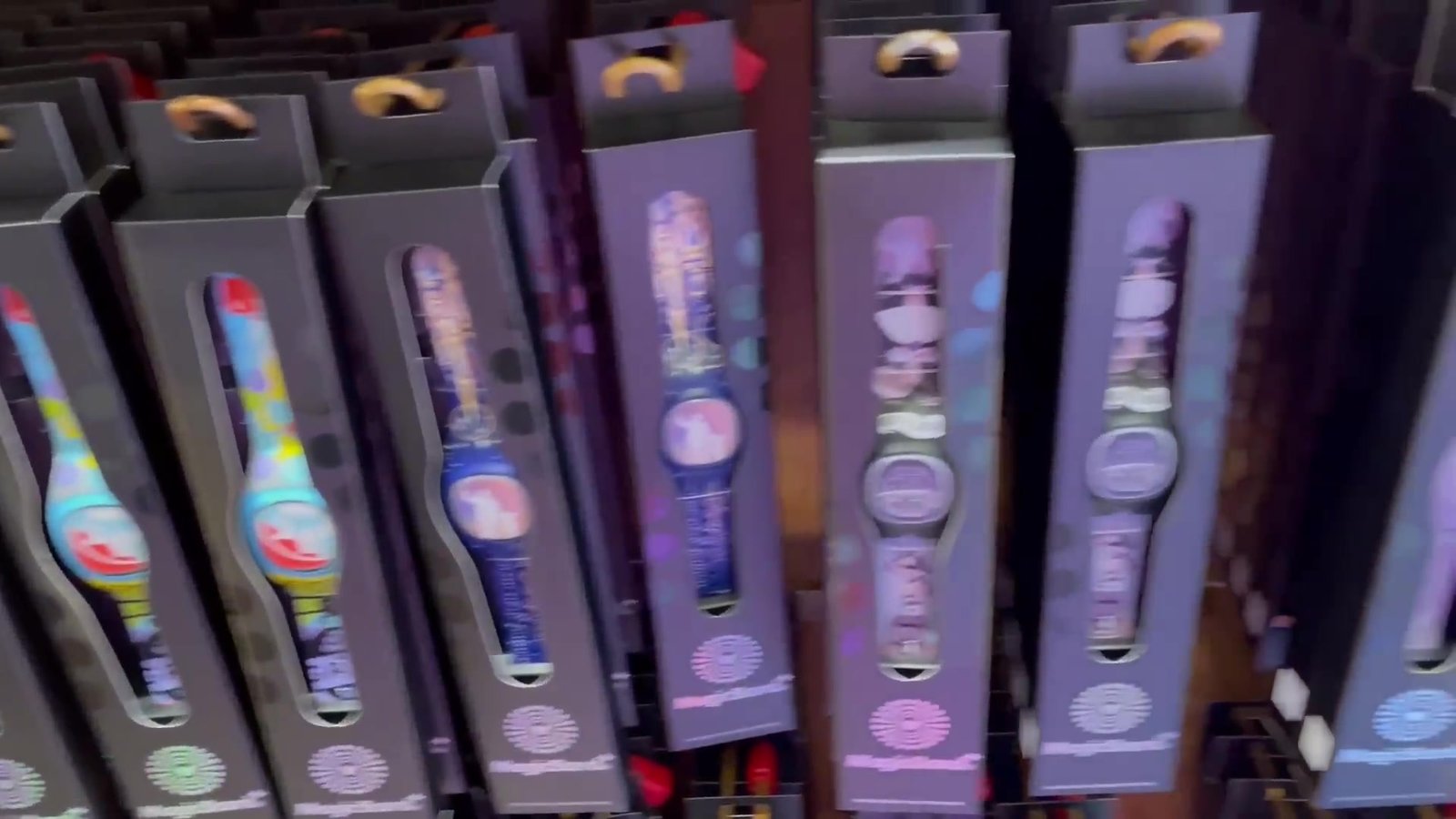 Caixas de MagicBand+ coloridas de perto na loja da Disney