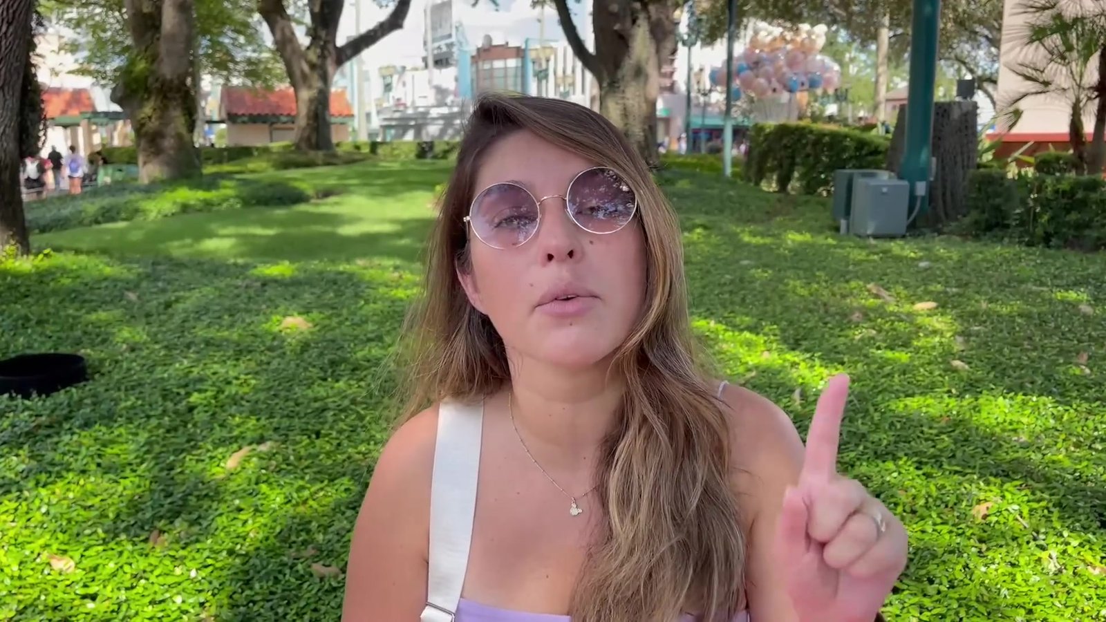 Gabi no gramado do Hollywood Studios dando o veredito sobre a MagicBand