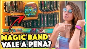 Gabi com a MagicBand rosa no pulso apontando para a vitrine de MagicBands da loja da Disney