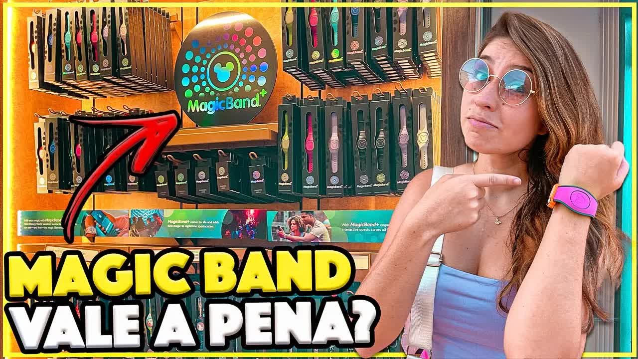 Gabi com a MagicBand rosa no pulso apontando para a vitrine de MagicBands da loja da Disney