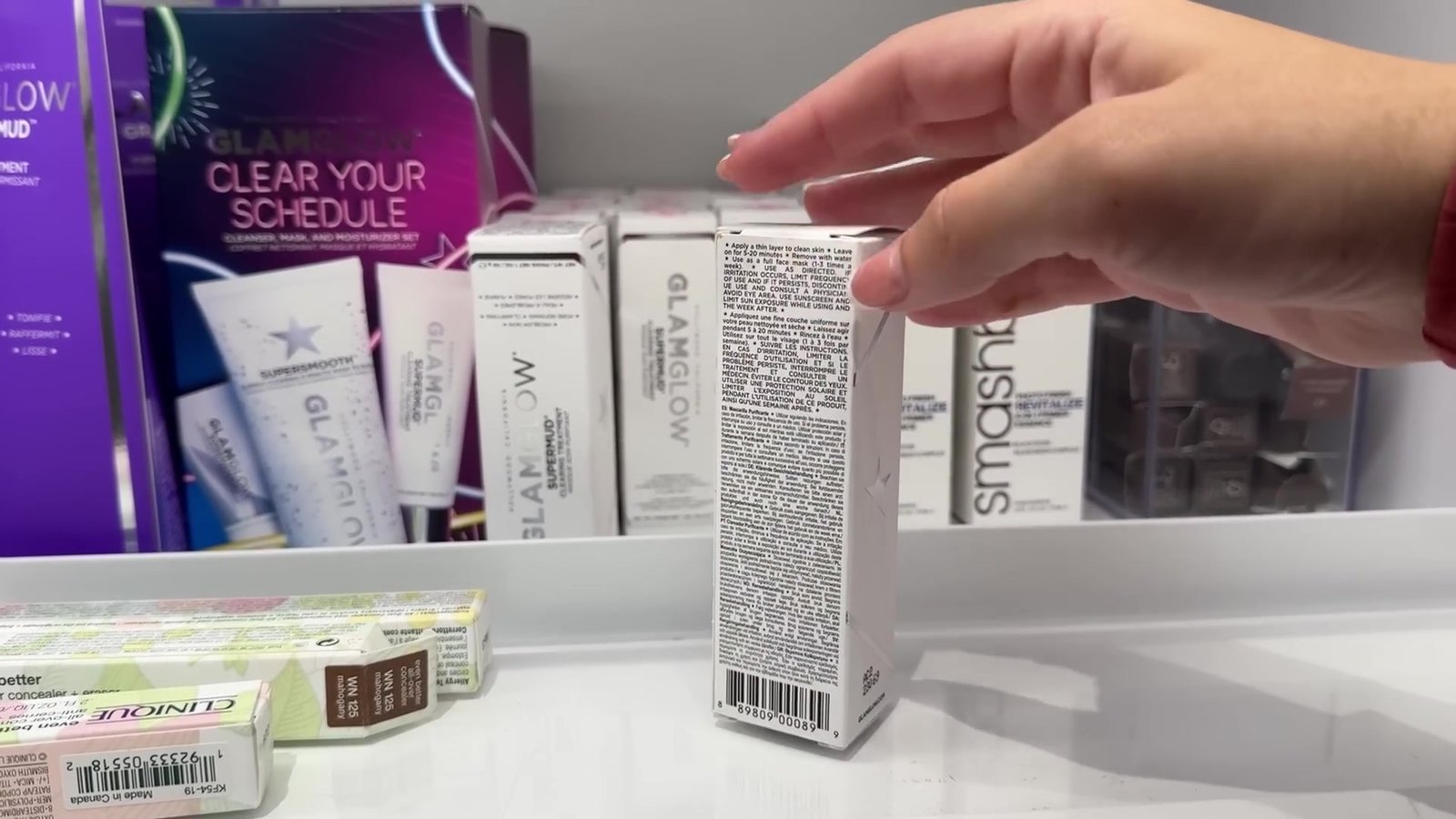 Caixas de GlamGlow e Smashbox na prateleira da The Cosmetics Company Store