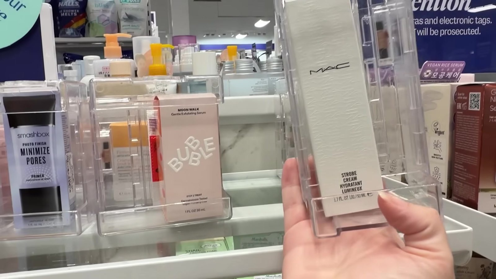 Primer Smashbox, produtos Bubble e hidratante da MAC nas gôndolas de acrílico da Marshalls