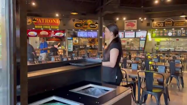 Interior da LBV Eatery, praça de alimentação brasileira do outlet, com a Patroni e outras casinhas ao fundo