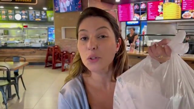 Gabi saindo da LBV Eatery com a sacola do pedido de 100 peças do American Japa Sushi pra levar pro hotel