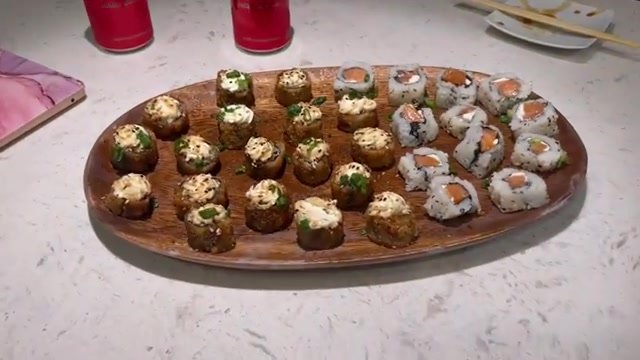 Bandeja com dezenas de hot rolls Philadelphia e uramakis de salmão do American Japa Sushi servidos em casa