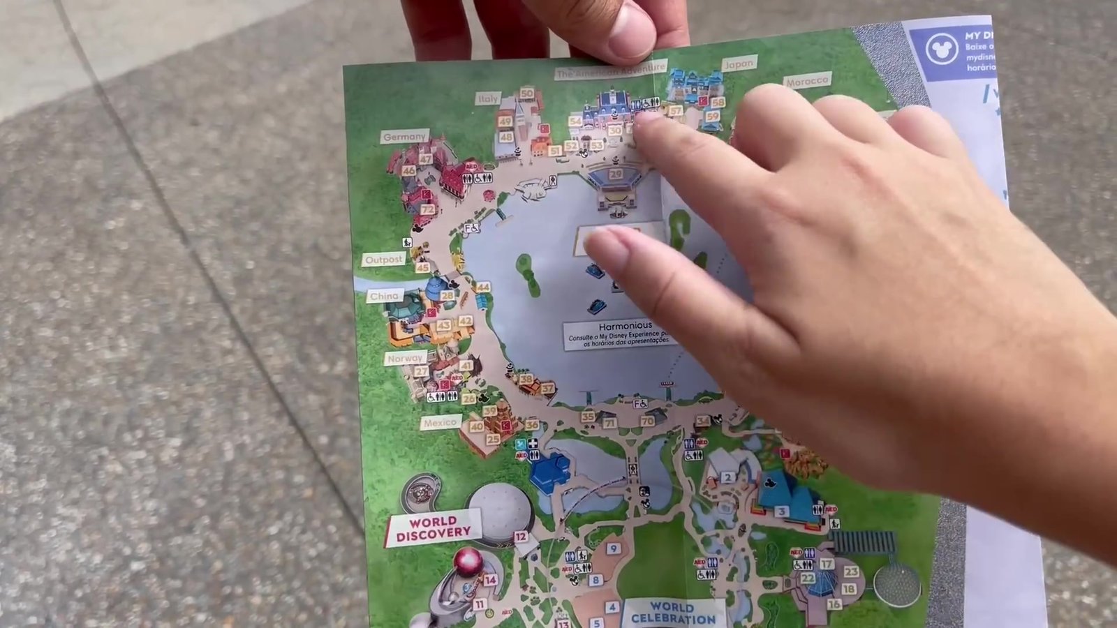 Mapa de papel do Epcot na mão da Gabi