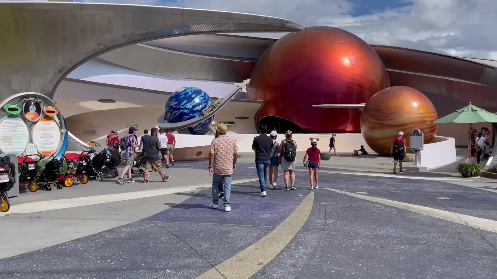 Entrada do Mission: SPACE com os planetas gigantes no Epcot