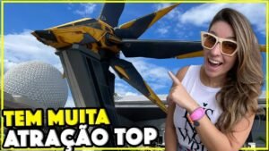 Gabi na frente da nave dos Guardiões da Galáxia, com a Spaceship Earth ao fundo