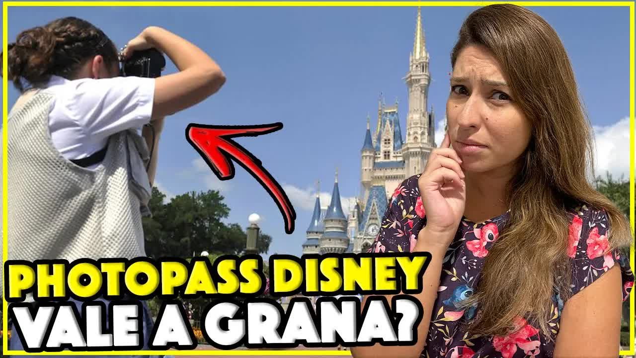 Gabi do Turistorlando em dúvida ao lado de um fotógrafo do PhotoPass e do Castelo da Cinderela