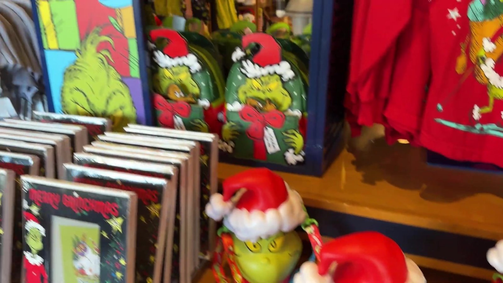 Enfeites, livros e camisetas do Grinch na loja de Natal da Universal Orlando