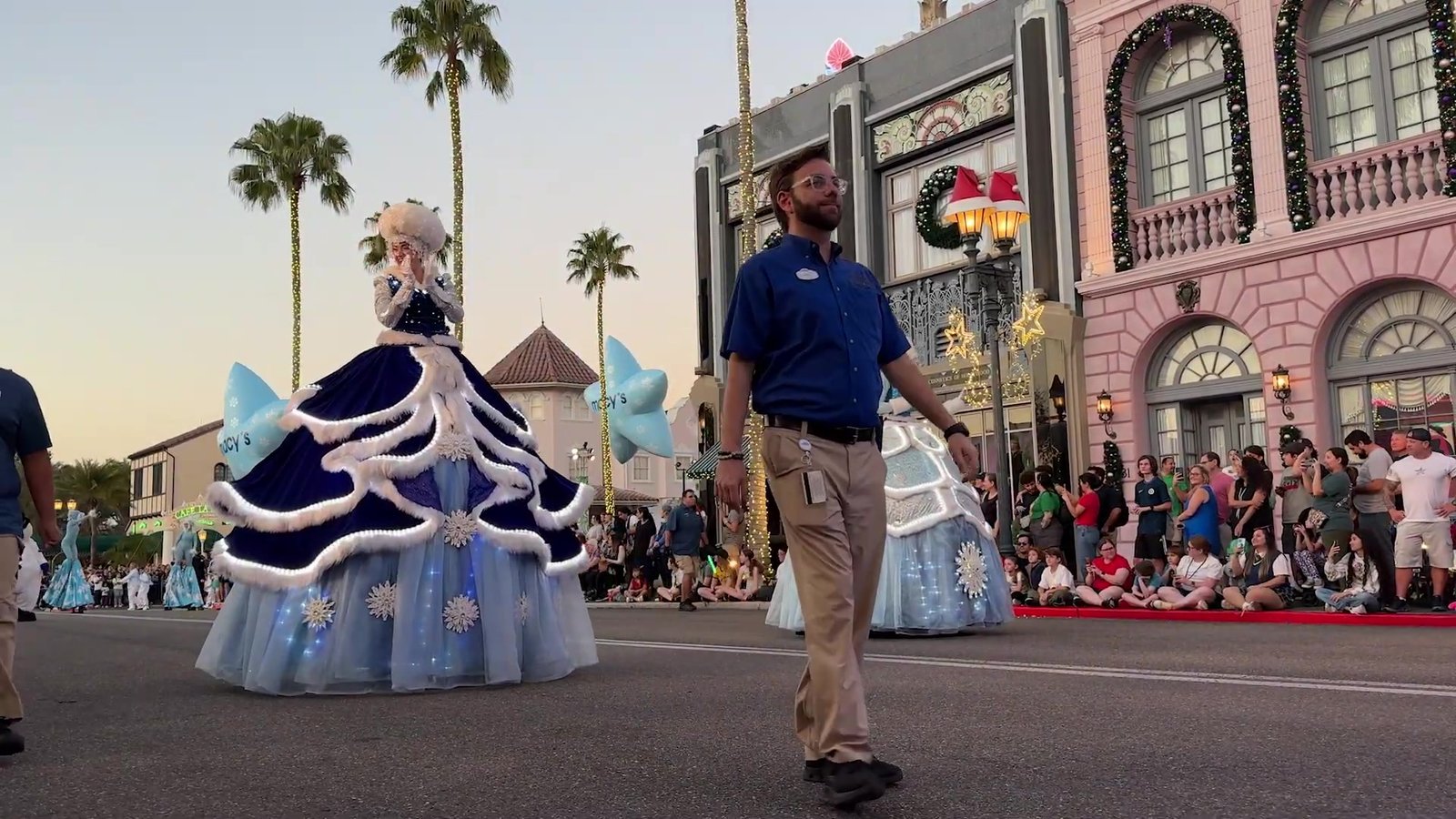 Personagem de vestido azul de rainha do gelo desfilando na parada de Natal do Universal Studios
