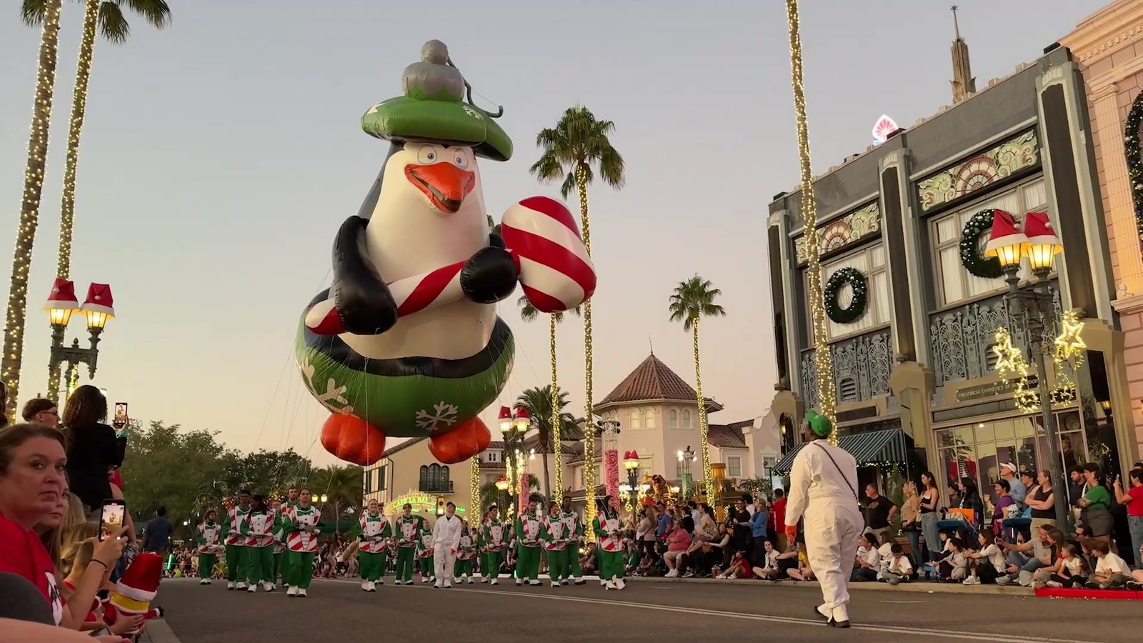 Balão gigante de um pinguim de Madagascar com bengala doce na parada de Natal do Universal Studios