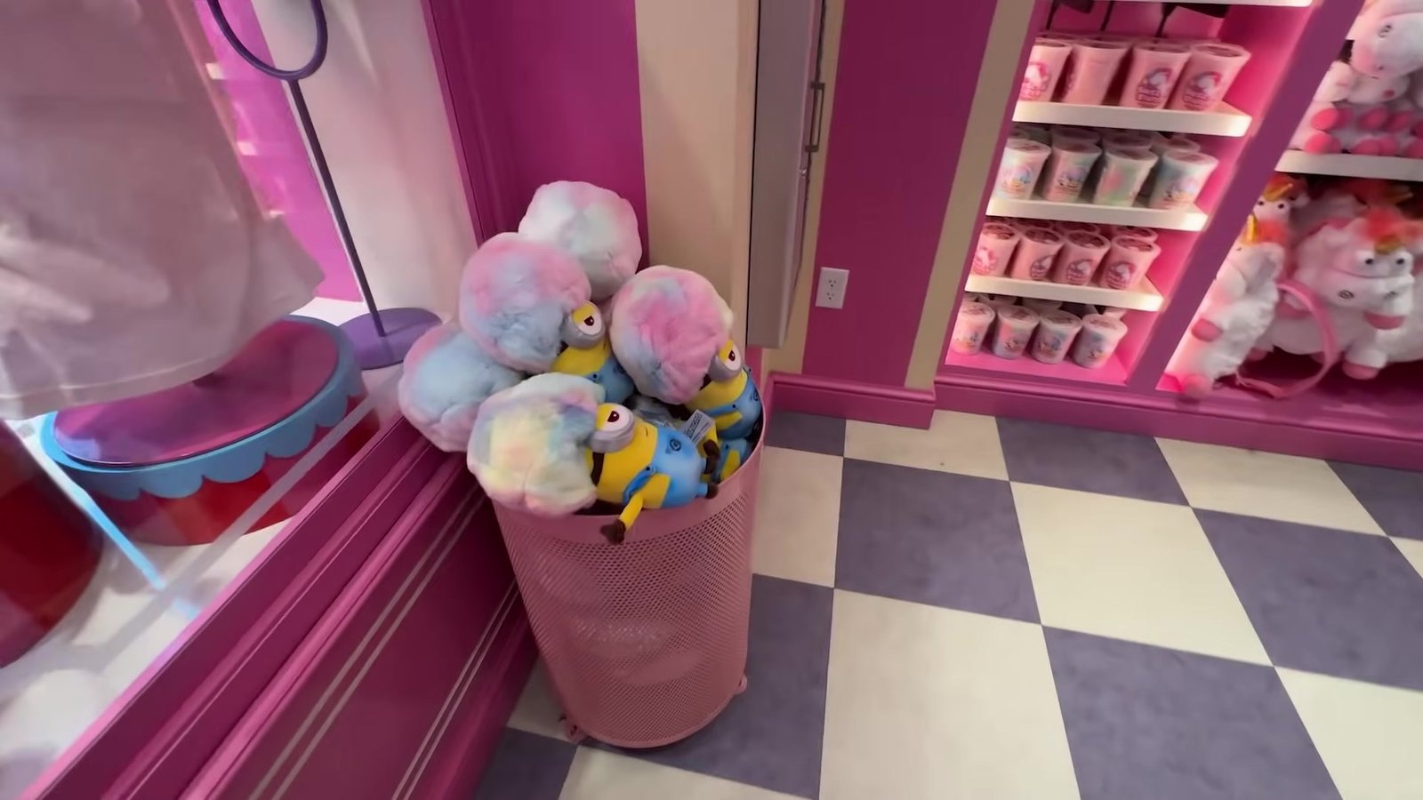Algodão doce em cores pastel e pelúcias fofas nas prateleiras rosa da Bake My Day