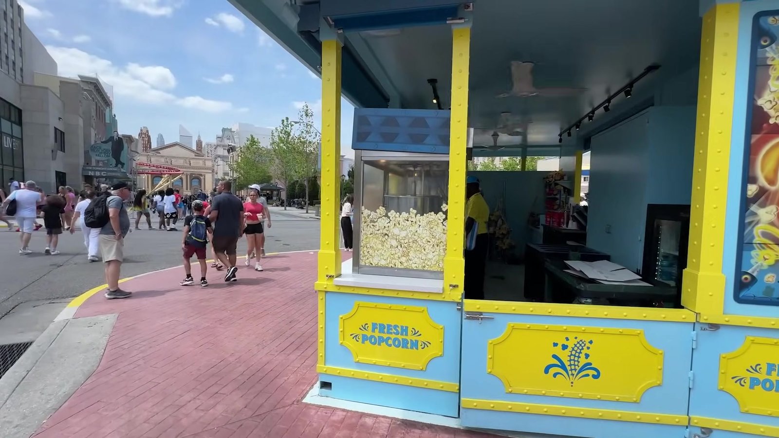Carrinho amarelo e azul de pipoca fresca na Minion Land do Universal Studios