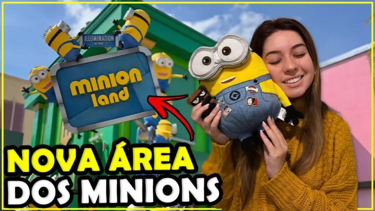 Gabi abraçada a uma pelúcia de Minion na frente da placa da Minion Land no Universal Studios Florida