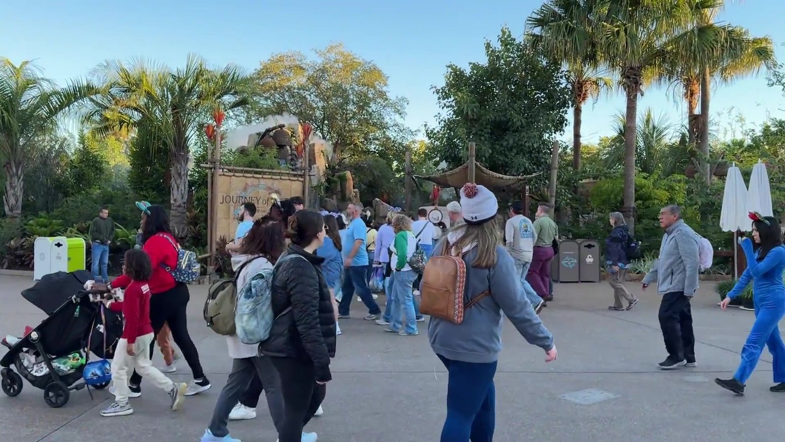 Entrada da Journey of Water, Inspired by Moana, no Epcot, com visitantes chegando