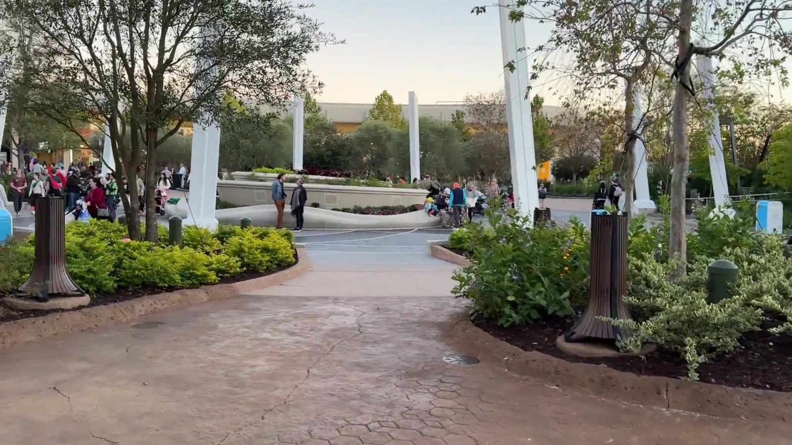 Caminho de jardins da nova área atrás da Spaceship Earth no Epcot, com estruturas brancas iluminadas